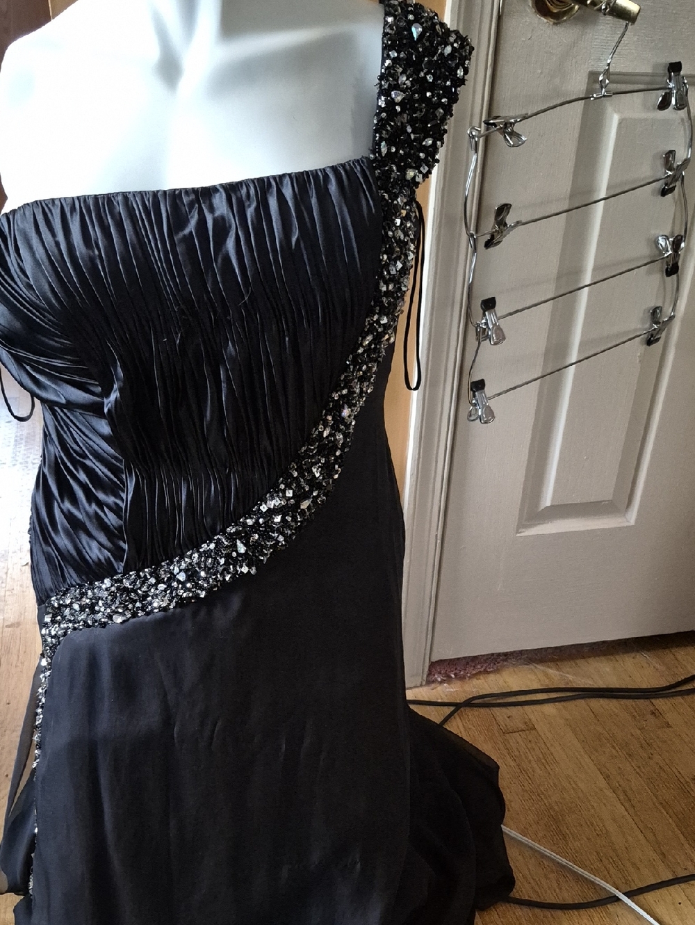 Elegant Black Designer Evening Dress - Picture 9 of 9